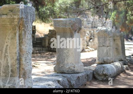 Antalya, Turquie - septembre 05 2020: Antalya Phaselis ancienne ville connue sous le nom de “Phaselis Antik Kenti. Colonnes alignées. Banque D'Images