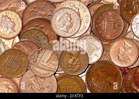Gros plan d'une masse des pièces de la plus basse valeur en circulation au Royaume-Uni, des pièces de cent et 2 pences, avec plusieurs dessins de plus de années. Banque D'Images