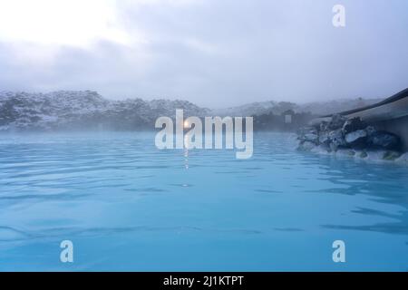 Blue Lagoon à côté de Reykjavik cette source chaude naturelle avec lumières et cabine en bois Banque D'Images