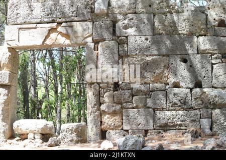 Antalya, Turquie - septembre 05 2020: Antalya Phaselis ancienne ville connue sous le nom de “Phaselis Antik Kenti. Ruines du site archéologique. Banque D'Images