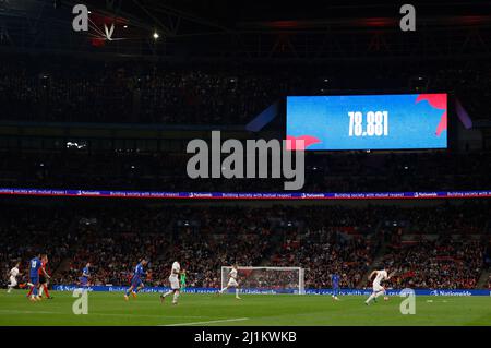 Le grand écran du stade montre la participation de 78 881 pour le match international de la Société Alzheimer au stade Wembley, Londres. Date de la photo: Samedi 26 mars 2022. Banque D'Images