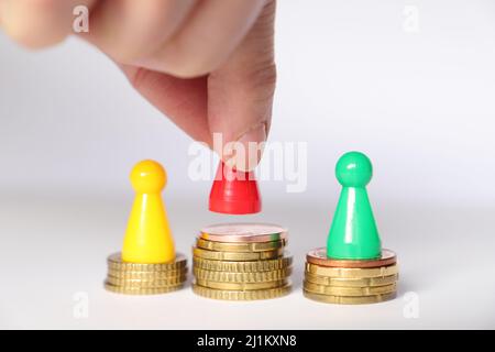 trois personnages jouent sur les pièces en euros comme concept aux places 1, 2 et 3 Banque D'Images
