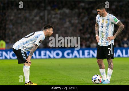 BUENOS AIRES, ARGENTINE - MARS 25: Lionel Messi et Rodrigo de Paul de l'Argentine pendant les qualificatifs de coupe du monde de la Fifa - Conmebol match entre l'Argentine et le Venezuela au stade de la Bombonera le 25 mars 2022 à Buenos Aires, Argentine. (Photo par Florencia Tan Jun/Pximages) Banque D'Images