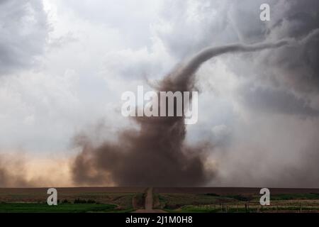 Un entonnoir de tornade s'approche d'une tempête près de McCook, Nebraska, États-Unis Banque D'Images