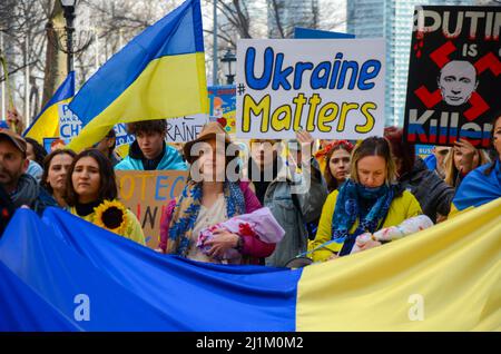 Un participant est vu portant un signe qui dit que l'Ukraine compte à la place des Nations Unies et a défilé à Times Square à New York pour dénoncer Rus Banque D'Images