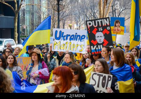 Un participant est vu portant un signe qui dit que l'Ukraine compte à la place des Nations Unies et a défilé à Times Square à New York pour dénoncer Rus Banque D'Images