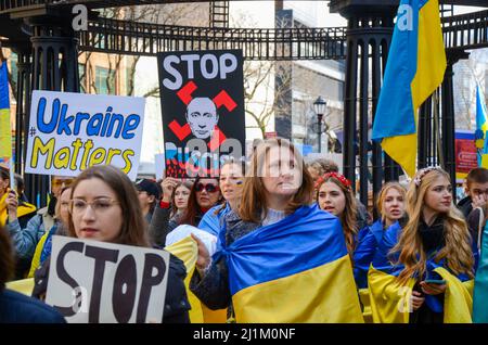 Des manifestants sont vus porter le drapeau ukrainien pendant la Marche des mères (dans le monde entier) pour dénoncer l'invasion de l'Ukraine par la Russie à la Natio unie Banque D'Images