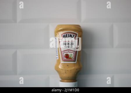 Istanbul,Turquie- Mars 09 2022: Marque Heinz sauce hamburger seul, bouteille isolée, idée de concept de cuisine sur fond blanc. Banque D'Images