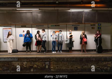 plate-forme de la station de wapping overground, est de londres, angleterre Banque D'Images