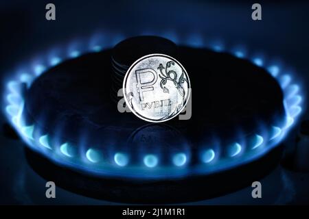 Brûleur à gaz et pièce de rouble, argent russe sur cuisinière à gaz à la maison. Flamme bleue de propane et monnaie rouble. Concept de l'économie de la Russie et de l'Europe, naturel g Banque D'Images