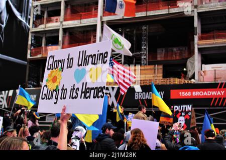 26th 2022 mars-New York, New York, New York États-Unis-Marche des mères pour les enfants de l'Ukraine le groupe a défilé du siège de l'UNICEF des Nations Unies à Time Square à New York. Credit Mark Apollo/Alamy Livenews Banque D'Images