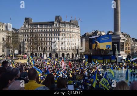 Londres, Angleterre, Royaume-Uni. 26th mars 2022. Les manifestants de Trafalgar Square à Londres se tiennent avec la marche de l'Ukraine. Des milliers de personnes ont défilé de Park Lane à Trafalgar Square en solidarité avec l'Ukraine tandis que la Russie poursuit son attaque. (Image de crédit : © Vuk Valcic/ZUMA Press Wire) Banque D'Images