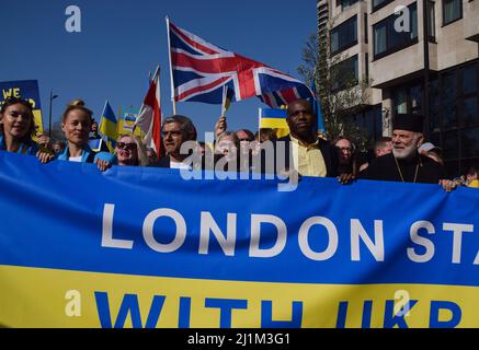 Londres, Angleterre, Royaume-Uni. 26th mars 2022. Le maire de Londres SADIQ KHAN et le député travailliste DAVID LAMMY avec des manifestants à Park Lane pendant les stands de Londres avec l'Ukraine mars. Des milliers de personnes ont défilé de Park Lane à Trafalgar Square en solidarité avec l'Ukraine tandis que la Russie poursuit son attaque. (Image de crédit : © Vuk Valcic/ZUMA Press Wire) Banque D'Images