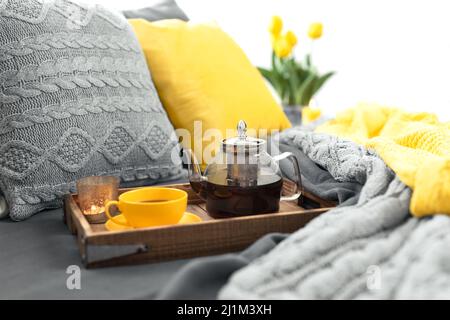 Chambre de style jaune et gris Banque D'Images