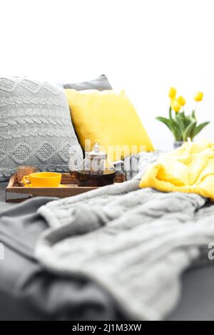 Chambre de style jaune et gris Banque D'Images