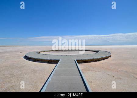 La plate-forme d'observation du métal sur le plateau de sel de l'outback Lake Tyrrell en Australie avec un horizon solitaire et plat desolate ressemble à une zone d'atterrissage d'OVNI extraterrestre Banque D'Images