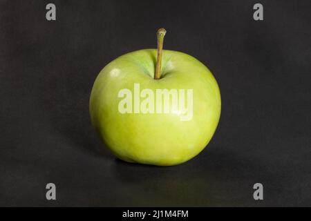 pomme blanche sur fond noir Banque D'Images