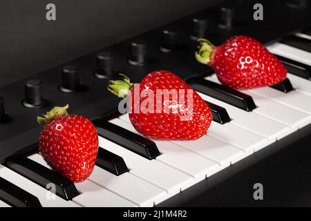 clavier fraise sur fond noir Banque D'Images