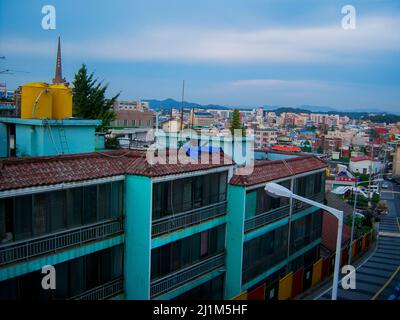 Bâtiment sarcelle en Corée du Sud avec temps couvert et des rues en ciment descendant une allée à l'extérieur. Banque D'Images