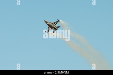 Chasseur aérien de démonstration F-16 hellénique effectuant des acrobaties aériennes pendant la semaine de vol 2019 d'Athènes à l'aéroport de Tanagra en Grèce. Banque D'Images