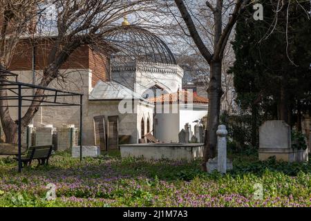 26 mars 2022 : vue extérieure de la mosquée Yeni Valide à Uskudar, Istanbul, Turquie le 27 mars 2022. La mosquée Yeni Valide est une mosquée ottomane de 18th siècles qui a été construite par le sultan Ahmed III (Image de crédit : © Tolga Ildun/ZUMA Press Wire) Banque D'Images