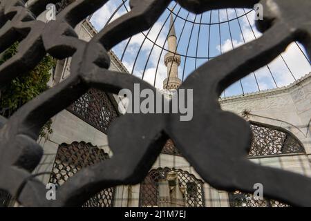 26 mars 2022 : vue extérieure de la mosquée Yeni Valide à Uskudar, Istanbul, Turquie le 27 mars 2022. La mosquée Yeni Valide est une mosquée ottomane de 18th siècles qui a été construite par le sultan Ahmed III (Image de crédit : © Tolga Ildun/ZUMA Press Wire) Banque D'Images