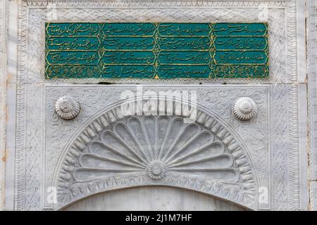 26 mars 2022 : vue extérieure de la mosquée Yeni Valide à Uskudar, Istanbul, Turquie le 27 mars 2022. La mosquée Yeni Valide est une mosquée ottomane de 18th siècles qui a été construite par le sultan Ahmed III (Image de crédit : © Tolga Ildun/ZUMA Press Wire) Banque D'Images