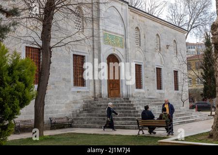 26 mars 2022 : vue extérieure de la mosquée Yeni Valide à Uskudar, Istanbul, Turquie le 27 mars 2022. La mosquée Yeni Valide est une mosquée ottomane de 18th siècles qui a été construite par le sultan Ahmed III (Image de crédit : © Tolga Ildun/ZUMA Press Wire) Banque D'Images