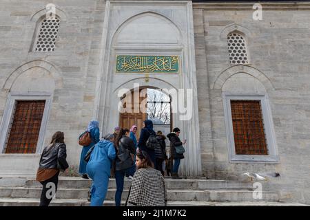 26 mars 2022 : vue extérieure de la mosquée Yeni Valide à Uskudar, Istanbul, Turquie le 27 mars 2022. La mosquée Yeni Valide est une mosquée ottomane de 18th siècles qui a été construite par le sultan Ahmed III (Image de crédit : © Tolga Ildun/ZUMA Press Wire) Banque D'Images