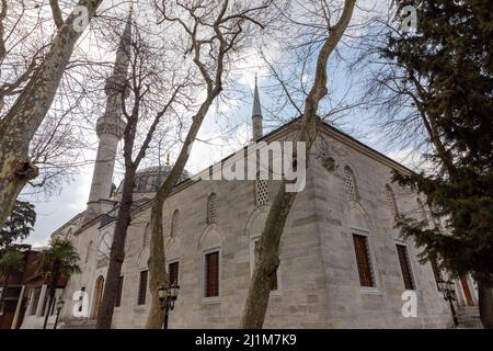 26 mars 2022 : vue extérieure de la mosquée Yeni Valide à Uskudar, Istanbul, Turquie le 27 mars 2022. La mosquée Yeni Valide est une mosquée ottomane de 18th siècles qui a été construite par le sultan Ahmed III (Image de crédit : © Tolga Ildun/ZUMA Press Wire) Banque D'Images