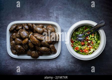 Mombar dans ِArabic ou ce qui est également appelé Fawaregh est simplement farci saucisses de mouton avec du riz et du houmous Banque D'Images