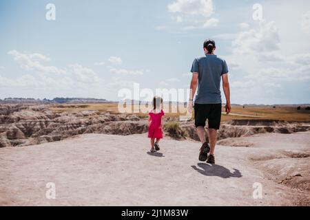 Père et fille explorent le parc national des Badlands, Dakota du Sud Banque D'Images