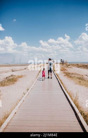 Papa et sa fille marchent jusqu'au parc national de Badlands, Dakota du Sud Banque D'Images