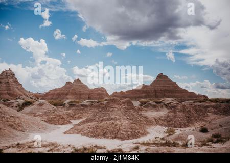 Parc national de Badlands, Dakota du Sud le jour d'été nuageux en juillet Banque D'Images