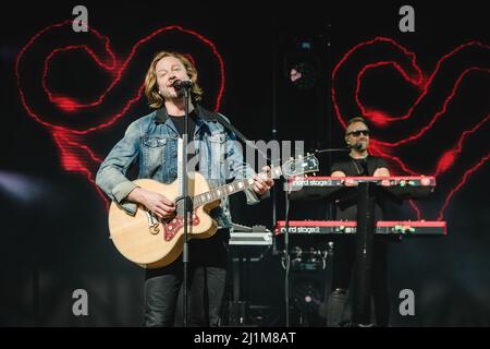 Grindelwald, Suisse. 26th mars 2022. Grindelwald, Suisse. 26th mars 2022. Le groupe de rock finlandais Sunrise Avenue donne un concert en direct pendant la SnowpenAir 2022 à Jungfrau à Grindelwald. Ici, le chanteur et compositeur Samu Aleksi Haber est vu en direct sur scène. (Crédit photo : Gonzales photo/Alamy Live News Banque D'Images