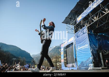 Grindelwald, Suisse. 26th mars 2022. Grindelwald, Suisse. 26th mars 2022. Le groupe de rock finlandais Sunrise Avenue donne un concert en direct pendant la SnowpenAir 2022 à Jungfrau à Grindelwald. Ici, le chanteur et compositeur Samu Aleksi Haber est vu en direct sur scène. (Crédit photo : Gonzales photo/Alamy Live News Banque D'Images