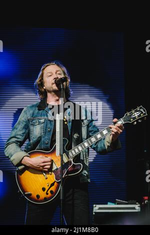 Grindelwald, Suisse. 26th mars 2022. Grindelwald, Suisse. 26th mars 2022. Le groupe de rock finlandais Sunrise Avenue donne un concert en direct pendant la SnowpenAir 2022 à Jungfrau à Grindelwald. Ici, le chanteur et compositeur Samu Aleksi Haber est vu en direct sur scène. (Crédit photo : Gonzales photo/Alamy Live News Banque D'Images