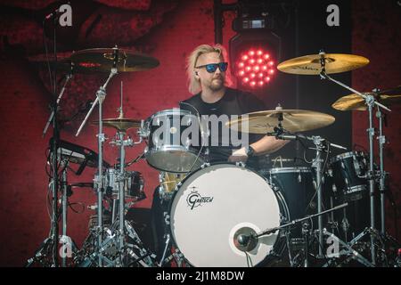 Grindelwald, Suisse. 26th mars 2022. Grindelwald, Suisse. 26th mars 2022. Le groupe de rock finlandais Sunrise Avenue donne un concert en direct pendant la SnowpenAir 2022 à Jungfrau à Grindelwald. Ici, le batteur Sami Tapio Osala est vu en direct sur scène. (Crédit photo : Gonzales photo/Alamy Live News Banque D'Images