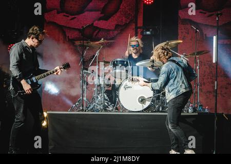 Grindelwald, Suisse. 26th mars 2022. Grindelwald, Suisse. 26th mars 2022. Le groupe de rock finlandais Sunrise Avenue donne un concert en direct pendant la SnowpenAir 2022 à Jungfrau à Grindelwald. Ici, le batteur Sami Tapio Osala est vu en direct sur scène. (Crédit photo : Gonzales photo/Alamy Live News Banque D'Images