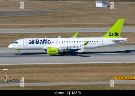 Airbus A220 AirBaltic au départ de Zurich. Avion anciennement connu sous le nom de Bombardier CSeries 300 d'Air Baltic décollage à Riga, Lativa. Banque D'Images