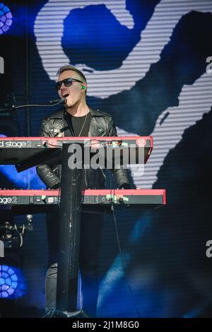 Grindelwald, Suisse. 26th mars 2022. Grindelwald, Suisse. 26th mars 2022. Le groupe de rock finlandais Sunrise Avenue donne un concert en direct pendant la SnowpenAir 2022 à Jungfrau à Grindelwald. Ici, le musicien Osmo Ikonen est vu en direct sur scène. (Crédit photo : Gonzales photo/Alamy Live News Banque D'Images