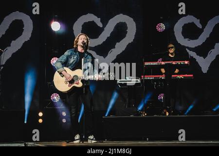 Grindelwald, Suisse. 26th mars 2022. Grindelwald, Suisse. 26th mars 2022. Le groupe de rock finlandais Sunrise Avenue donne un concert en direct pendant la SnowpenAir 2022 à Jungfrau à Grindelwald. Ici, le chanteur et compositeur Samu Aleksi Haber est vu en direct sur scène. (Crédit photo : Gonzales photo/Alamy Live News Banque D'Images