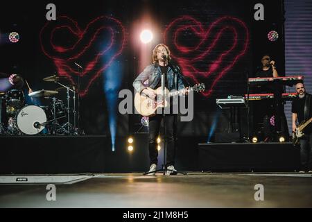 Grindelwald, Suisse. 26th mars 2022. Grindelwald, Suisse. 26th mars 2022. Le groupe de rock finlandais Sunrise Avenue donne un concert en direct pendant la SnowpenAir 2022 à Jungfrau à Grindelwald. Ici, le chanteur et compositeur Samu Aleksi Haber est vu en direct sur scène. (Crédit photo : Gonzales photo/Alamy Live News Banque D'Images