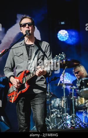 Grindelwald, Suisse. 26th mars 2022. Grindelwald, Suisse. 26th mars 2022. Le groupe de rock finlandais Sunrise Avenue donne un concert en direct pendant la SnowpenAir 2022 à Jungfrau à Grindelwald. Ici, le guitariste Riku Juhani Rajamaa est vu en direct sur scène. (Crédit photo : Gonzales photo/Alamy Live News Banque D'Images