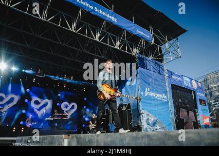 Grindelwald, Suisse. 26th mars 2022. Grindelwald, Suisse. 26th mars 2022. Le groupe de rock finlandais Sunrise Avenue donne un concert en direct pendant la SnowpenAir 2022 à Jungfrau à Grindelwald. Ici, le chanteur et compositeur Samu Aleksi Haber est vu en direct sur scène. (Crédit photo : Gonzales photo/Alamy Live News Banque D'Images