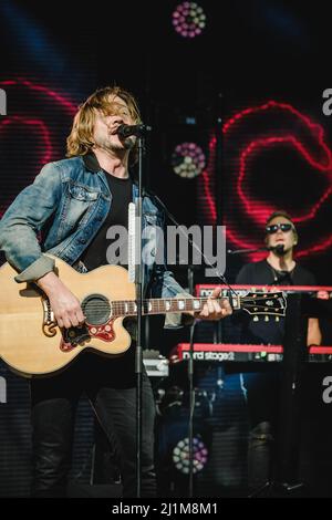 Grindelwald, Suisse. 26th mars 2022. Grindelwald, Suisse. 26th mars 2022. Le groupe de rock finlandais Sunrise Avenue donne un concert en direct pendant la SnowpenAir 2022 à Jungfrau à Grindelwald. Ici, le chanteur et compositeur Samu Aleksi Haber est vu en direct sur scène. (Crédit photo : Gonzales photo/Alamy Live News Banque D'Images