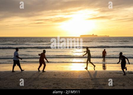 Le Cap, Afrique du Sud. 26th mars 2022. Les gens s'amusent sur Sunset Beach au coucher du soleil à Cape Town, Afrique du Sud, le 26 mars 2022. Crédit: LYU Tianran/Xinhua/Alay Live News Banque D'Images