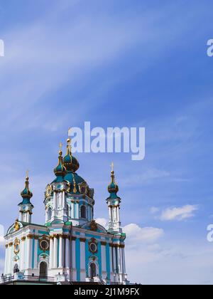 Église Saint-André de Kiev contre le ciel bleu Banque D'Images