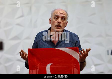 Marseille, France. 24th mars 2022. Philippe Poutou parle lors d'un rallye de campagne à Marseille. Philippe Poutou est le candidat du NPA (Nouveau Parti anti-parlementaire) à l'élection présidentielle française de 2022. Il représente l'extrême gauche révolutionnaire qui lutte contre le capitalisme et toutes les formes de discrimination. (Image de crédit : © Denis Taust/SOPA Images via ZUMA Press Wire) Banque D'Images