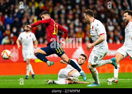 Barcelone, Espagne. 26th mars 2022. Ferran Torres (Espagne) a donné un coup de pied à la balle pour avoir marquant le premier tournoi de football entre l'Espagne et l'Albanie, au stade Cornella-El Prat, le 26 mars 2022 à Barcelone, Espagne. Foto: SIU Wu. Credit: dpa/Alay Live News Banque D'Images